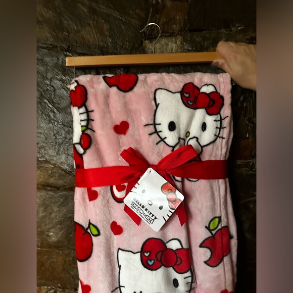 Hello Kitty APPLE 🍎 ❤️ throw - Picture 4 of 4